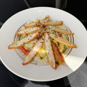 Grande salade au poulet pané